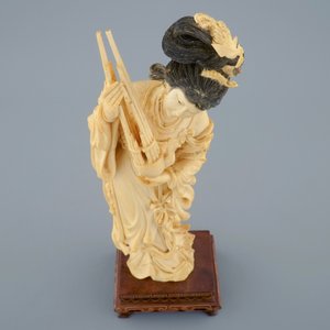 A Chinese carved ivory figure of a lady on wooden base, ca. 1900 — photo 5