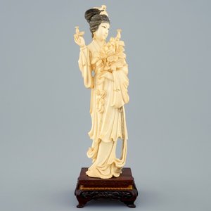 A Chinese carved ivory figure of a lady on wooden base, early 20th C. — photo 2