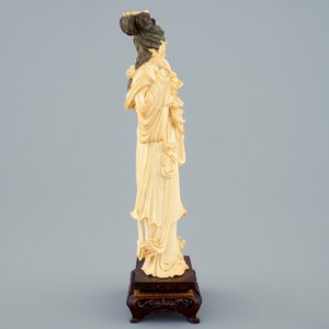 A Chinese carved ivory figure of a lady on wooden base, early 20th C. — photo 3