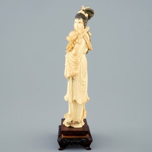 A Chinese carved ivory figure of a lady on wooden base, early 20th C. — photo 5
