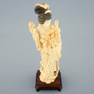 A Chinese carved ivory figure of a lady on wooden base, early 20th C. — photo 6