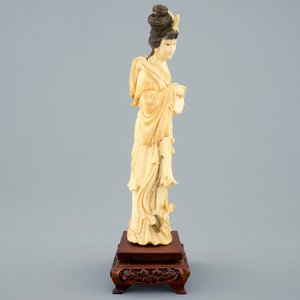A Chinese carved ivory figure of a lady with hand drum on wooden base, early 20th C. — photo 2
