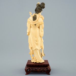 A Chinese carved ivory figure of a lady with hand drum on wooden base, early 20th C. — photo 3