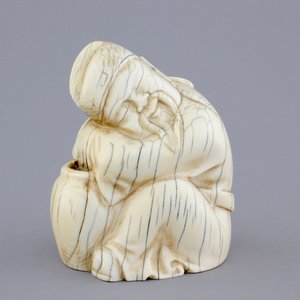 A Chinese carved ivory figure of a sage, signed, 19th C. — photo 1