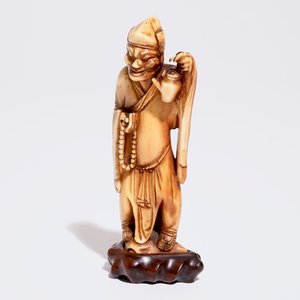 A Chinese carved ivory figure of a sage with a teapot, 18th C — photo 1