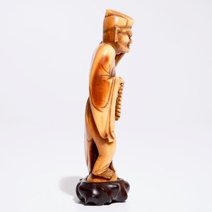 A Chinese carved ivory figure of a sage with a teapot, 18th C — photo 3