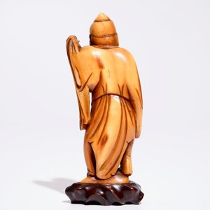 A Chinese carved ivory figure of a sage with a teapot, 18th C — photo 4