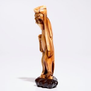 A Chinese carved ivory figure of a sage with a teapot, 18th C — photo 5