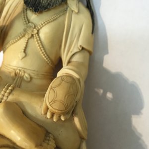 A Chinese carved ivory figure of a seated Luohan, 19/20th C. — 照片 4