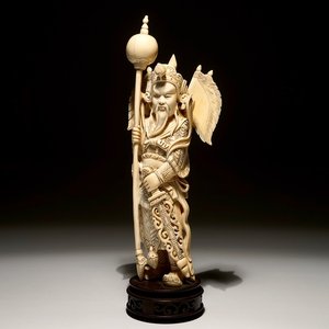 A Chinese carved ivory figure of a warrior on a wooden base, late 19th C. — photo 1