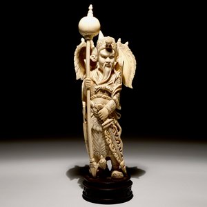 A Chinese carved ivory figure of a warrior on a wooden base, late 19th C. — photo 6