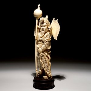 A Chinese carved ivory figure of a warrior on a wooden base, late 19th C. — photo 7