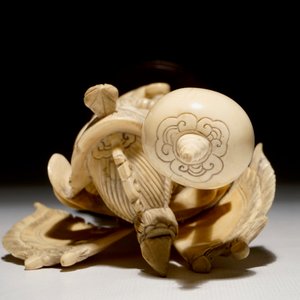 A Chinese carved ivory figure of a warrior on a wooden base, late 19th C. — photo 8
