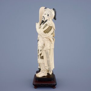 A Chinese carved ivory figure of a warrior on a wooden base, late 19th C. — photo 4