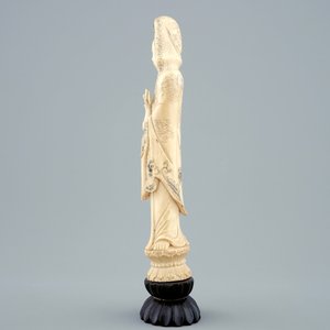 A Chinese carved ivory figure of Guanyin on a wooden base, 19th C. — photo 5