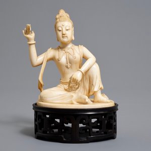 A Chinese carved ivory figure of Guanyin on wooden stand with original box, Republic, early 20th C. — photo 2