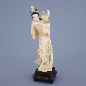 A Chinese carved ivory figure of Guanyin with a bird on wooden base, 19th C. — photo 1