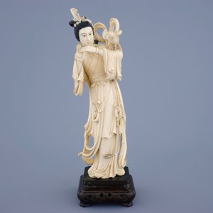 A Chinese carved ivory figure of Guanyin with a bird on wooden base, 19th C. — photo 2