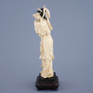 A Chinese carved ivory figure of Guanyin with a bird on wooden base, 19th C. — photo 3