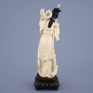 A Chinese carved ivory figure of Guanyin with a bird on wooden base, 19th C. — photo 4