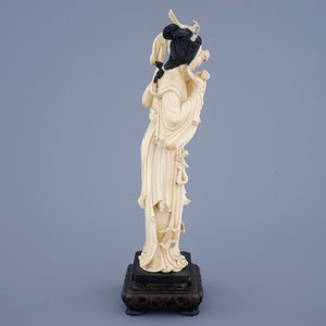A Chinese carved ivory figure of Guanyin with a bird on wooden base, 19th C. — photo 5