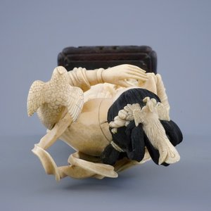 A Chinese carved ivory figure of Guanyin with a bird on wooden base, 19th C. — photo 6