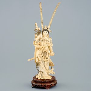 A Chinese carved ivory figure of Hua Mulan on a wooden base, late 19th C. — 照片 2