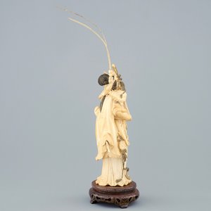 A Chinese carved ivory figure of Hua Mulan on a wooden base, late 19th C. — 照片 4