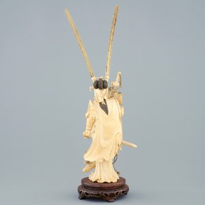 A Chinese carved ivory figure of Hua Mulan on a wooden base, late 19th C. — 照片 5