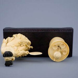 A Chinese carved ivory group of a lady near a tea table on a wood base, 19th C. — 照片 5