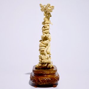 A Chinese carved ivory group of Lan Cai He with a servant, early 20th C. — photo 3