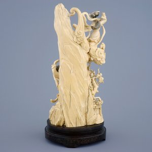 A Chinese carved ivory group of the moon goddess and 2 girls on a wooden base, 19/20th C. — 照片 4