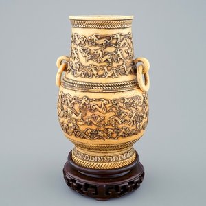 A Chinese carved ivory hu vase on wooden stand, 19th C. — 照片 1