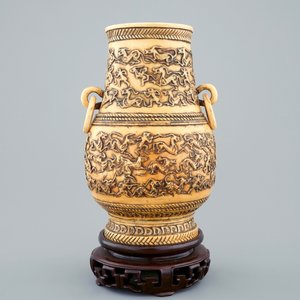 A Chinese carved ivory hu vase on wooden stand, 19th C. — 照片 2