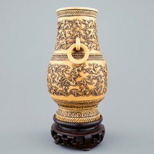 A Chinese carved ivory hu vase on wooden stand, 19th C. — 照片 5