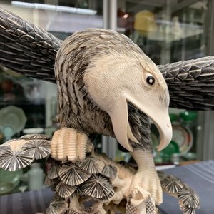 A Chinese carved ivory model of an eagle with a snake, ca. 1930 — 照片 11