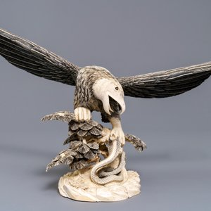 A Chinese carved ivory model of an eagle with a snake, ca. 1930 — 照片 2