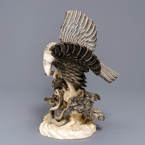 A Chinese carved ivory model of an eagle with a snake, ca. 1930 — 照片 5