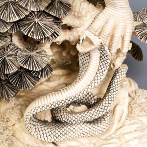 A Chinese carved ivory model of an eagle with a snake, ca. 1930 — 照片 7