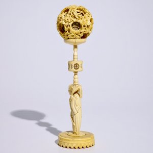 A Chinese carved ivory puzzle ball on stand, Canton, 19th C. — 照片 2
