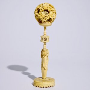 A Chinese carved ivory puzzle ball on stand, Canton, 19th C. — 照片 4