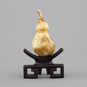 A Chinese carved ivory snuff bottle in the shape of a pear, Qing dynasty — 照片 1