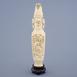 A Chinese carved ivory vase and cover on a wooden base, early 20th C. — photo 3