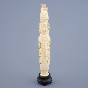 A Chinese carved ivory vase and cover on a wooden base, early 20th C. — photo 4