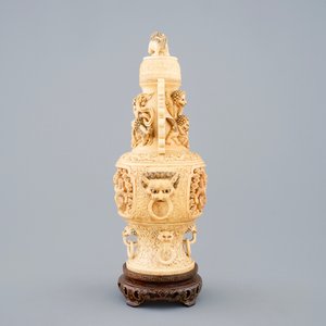 A Chinese carved ivory vase and cover on a wooden base, early 20th C. — 照片 2