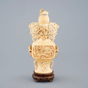 A Chinese carved ivory vase and cover on a wooden base, early 20th C. — 照片 3