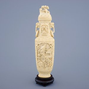A Chinese carved ivory vase and cover on a wooden base, early 20th C. — 照片 1