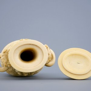 A Chinese carved ivory vase and cover on a wooden base, early 20th C. — 照片 5