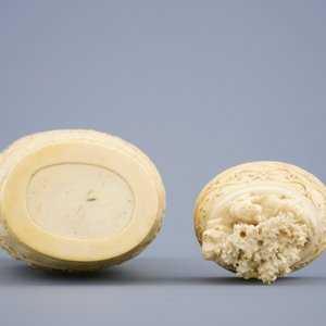 A Chinese carved ivory vase and cover on a wooden base, early 20th C. — 照片 6