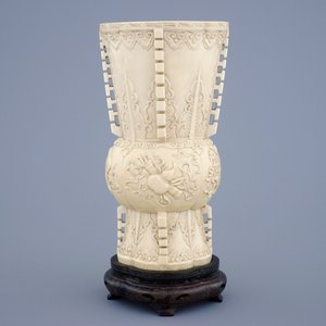 A Chinese carved ivory vase of archaic form on a wooden base, 19th C. — 照片 1